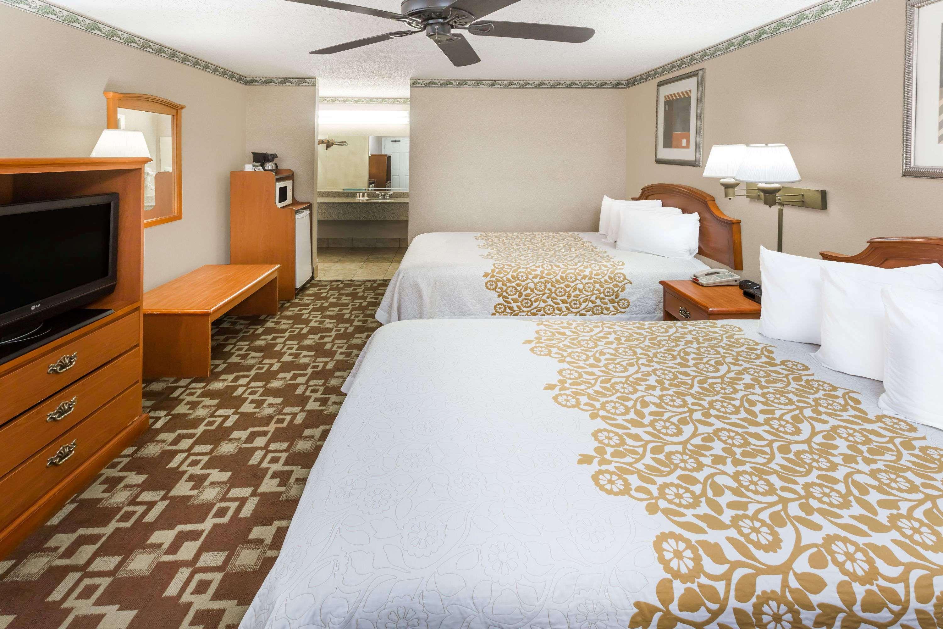 Days Inn By Wyndham Batesville Exteriör bild