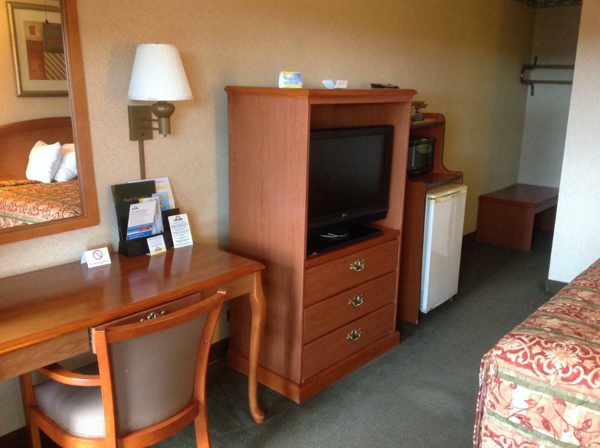 Days Inn By Wyndham Batesville Exteriör bild